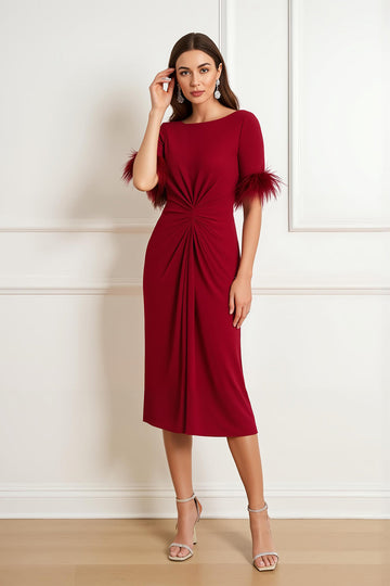Robe d’invité de mariage à col bateau rouge foncé froncé fourreau avec des plumes